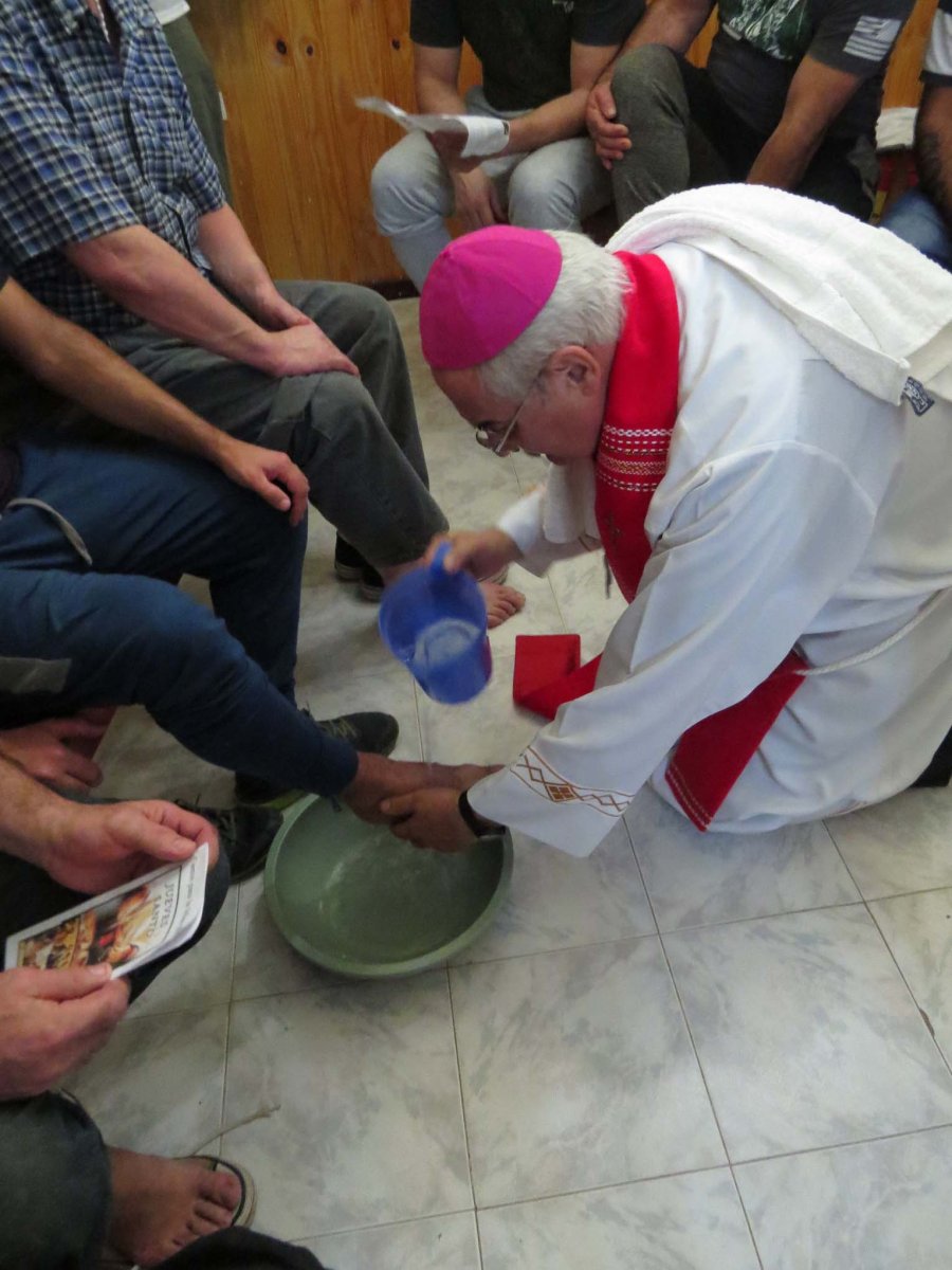 LAVADO DE PIES./ Monse&ntilde;or Fern&aacute;ndez durante la tradicional ceremonia de Jueves Santo.