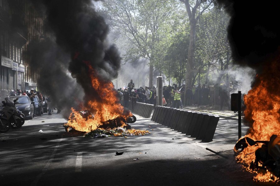 FOTO AFP-NA CHOQUES. Chalecos amarillos confrontaron con la polic&iacute;a francesa.