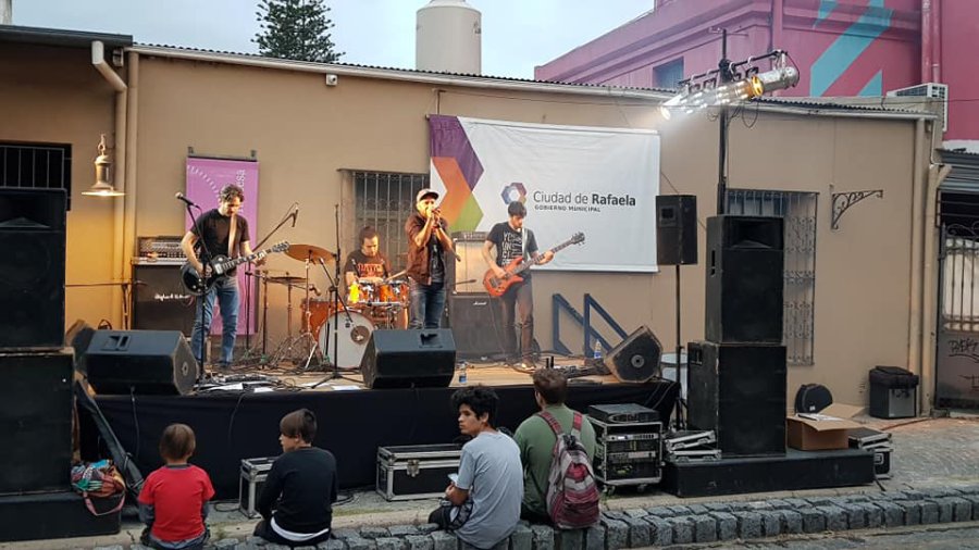FOTO SEC. DE CULTURA LA DIUCA. Despu&eacute;s del Festival de Cosqu&iacute;n Rock, se presentaron en la Plazoleta Centenario.