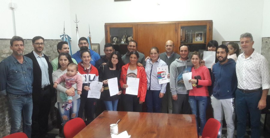 FOTO PRENSA OM// CONVENIOS./ Fueron favorecidas seis familias de la localidad.