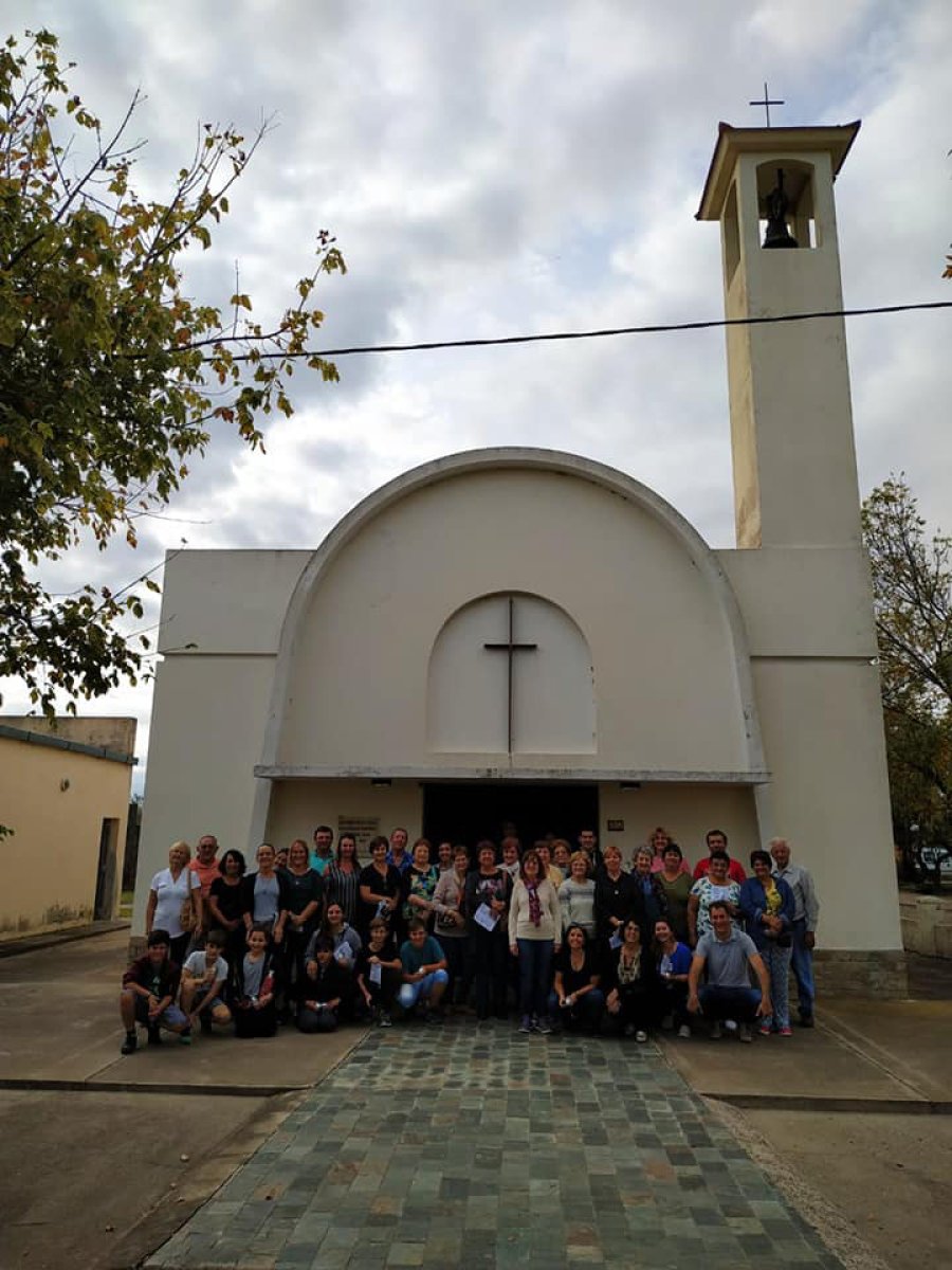 FOTO PRENSA COMUNA// RECORRIDO./ El grupo posando frente a uno de los templos visitados. FERIA./ Imagen capturada en la realizaci&oacute;n de 2018.