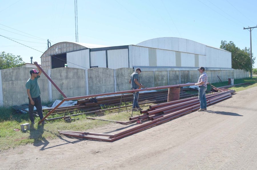 FOTO PRENSA COMUNA// FABRICACION DE COLUMNAS./ Los elementos fueron ejecutados en la localidad.