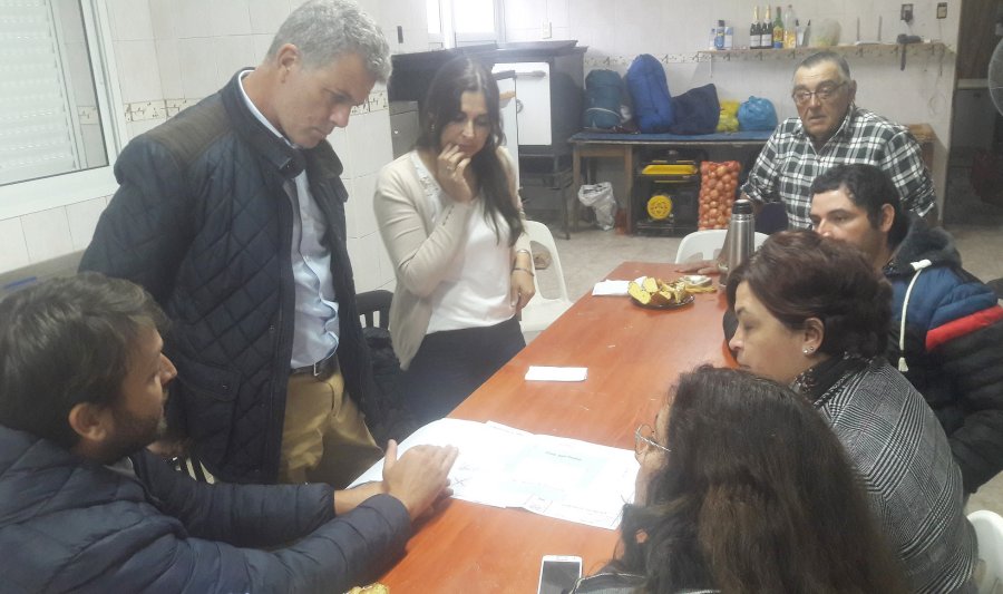 FOTO PRENSA OM// EGUSQUIZA./ Con la gente del Club durante la entrega del aporte. EN RAMONA ./José y Fabio Barbero junto a Omar Martínez.