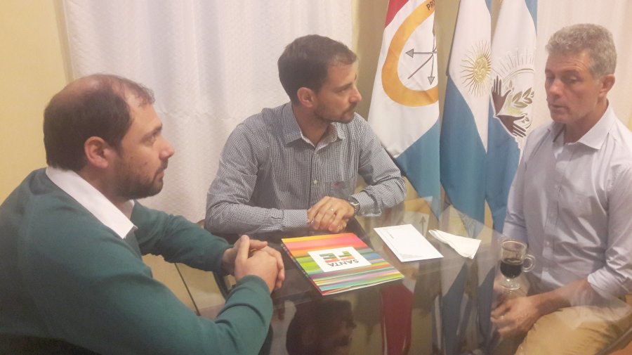 FOTO PRENSA OM// EGUSQUIZA./ Con la gente del Club durante la entrega del aporte. EN RAMONA ./Jos&eacute; y Fabio Barbero junto a Omar Mart&iacute;nez.