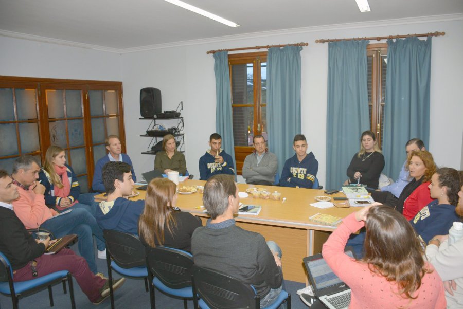 FOTO COMUNICACION./ INTENDENTE POR UN DIA:/ Junto a Toselli y otros integrantes del Ejecutivo, vista  de los jóvenes en la reunión de Gabinete.