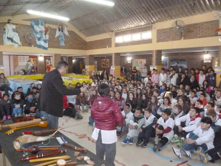 FOTO PRENSA MUSEO// VISITA./ Sergio Grazioli compartiendo con un grupo de escolares.
