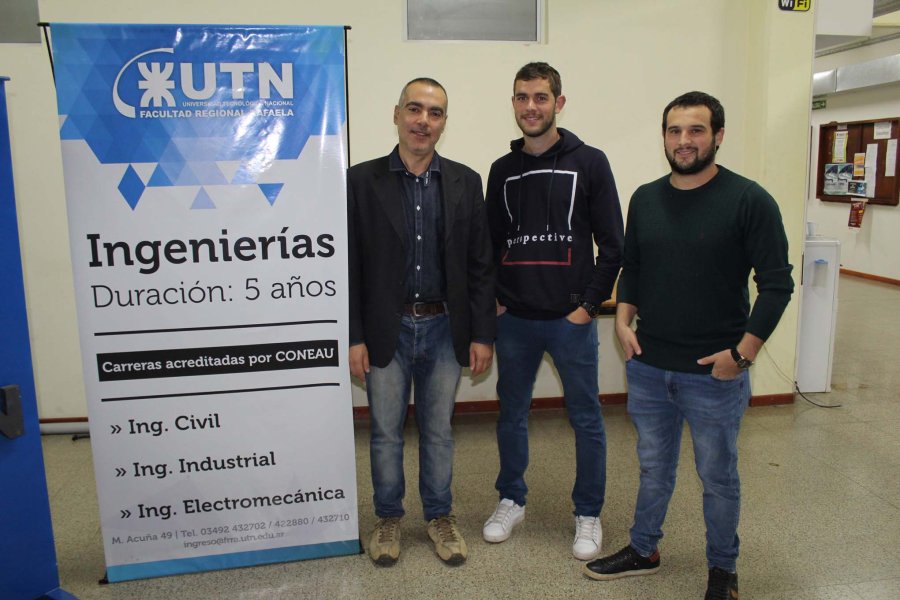 FOTO PRENSA UTN// PREMIO./ Los estudiantes galardonados junto a su profesor.
