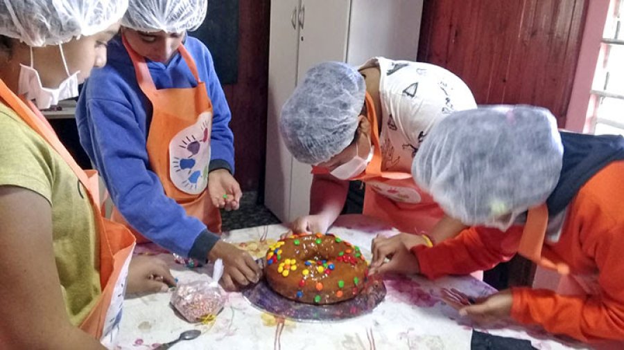 FOTO PRENSA  MUTUAL// TORTA DE CUMPLEA&Ntilde;OS./ Los escolares en plena acci&oacute;n.