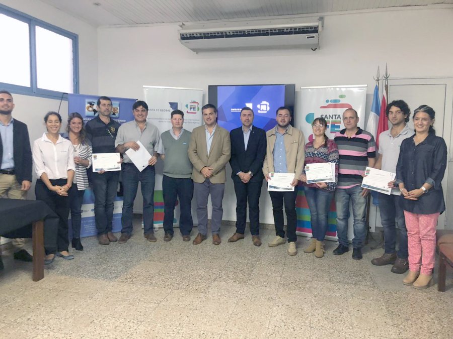 FOTO PRENSA UCES// CERTIFICADOS./ Quienes participaron en el programa y recibieron la certificaci&oacute;n.