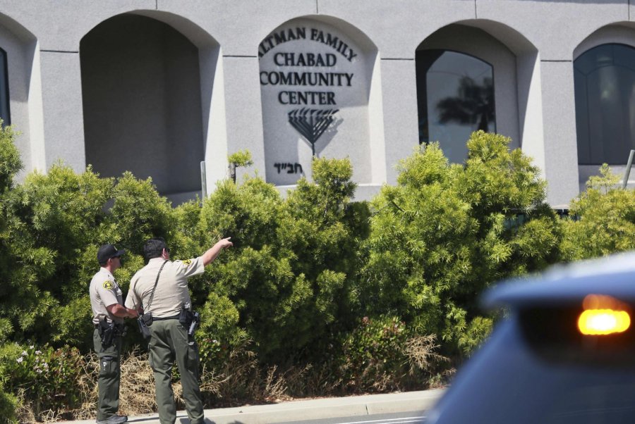 FOTO AFP-NA ESCENA. Polic&iacute;as de San Diego observan la sinagoga de Jabad Poway despu&eacute;s del tiroteo.
