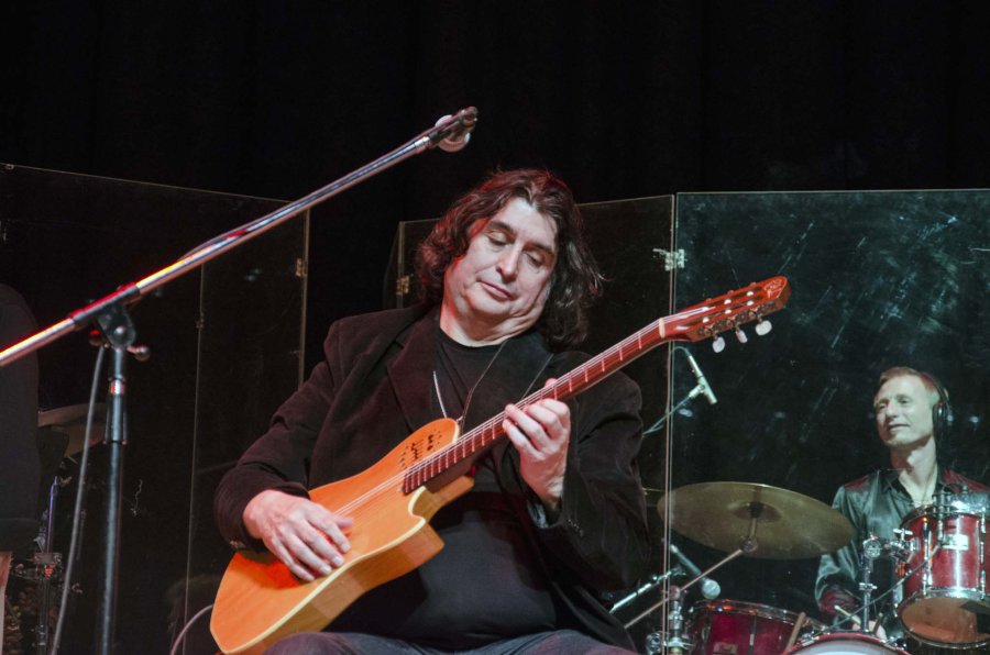 FOTO PRENSA L.SALINAS EL HOMBRE Y SU GUITARRA. &iquest;O la guitarra y su hombre? Salinas en un recital de primer nivel.