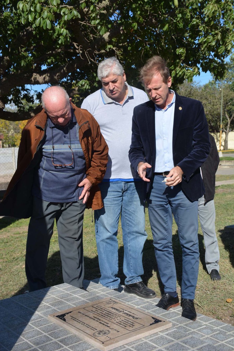 FOTO COMUNICACION// MONUMENTO./ Ducks, Tartaglia y Toselli durante el homenaje.