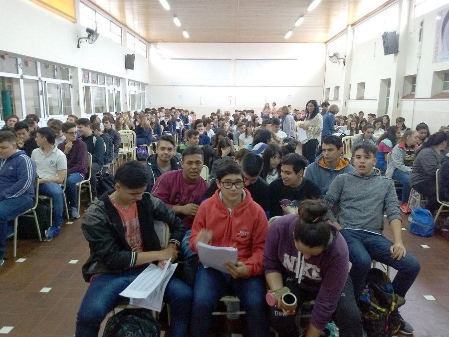 FOTO PRENSA COLEGIO// CAPACITACION//Totalmente colmado luci&oacute; el SUM del establecimiento educativo.