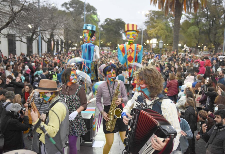 FOTO CP// DESFILE INAUGURAL./ En cada edici&oacute;n una multitud lo acompa&ntilde;a por el Bv. Santa Fe.