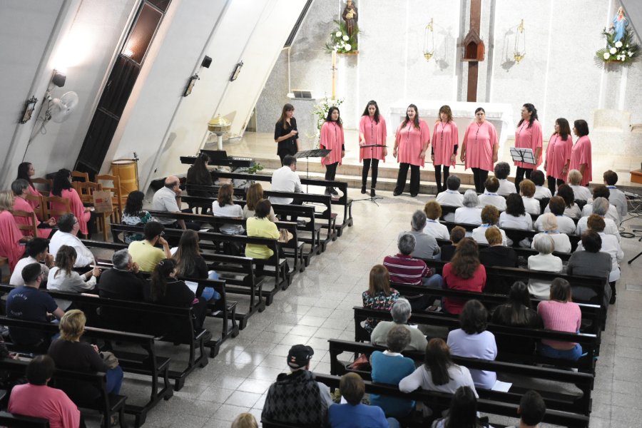 FOTO CP// ENCUENTRO./ Importante cantidad de p&uacute;blico se dio cita en la parroquia San Antonio de Padua.
