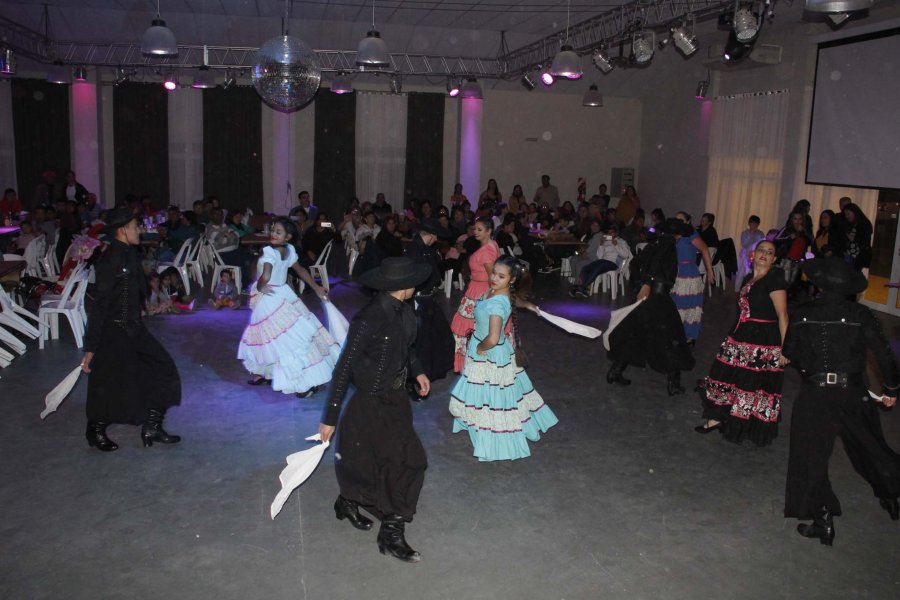 FOTO F. MELCHIORI// CELEBRACION/ Dos im&aacute;genes de los n&uacute;meros art&iacute;sticos del pasado 30 de abril.