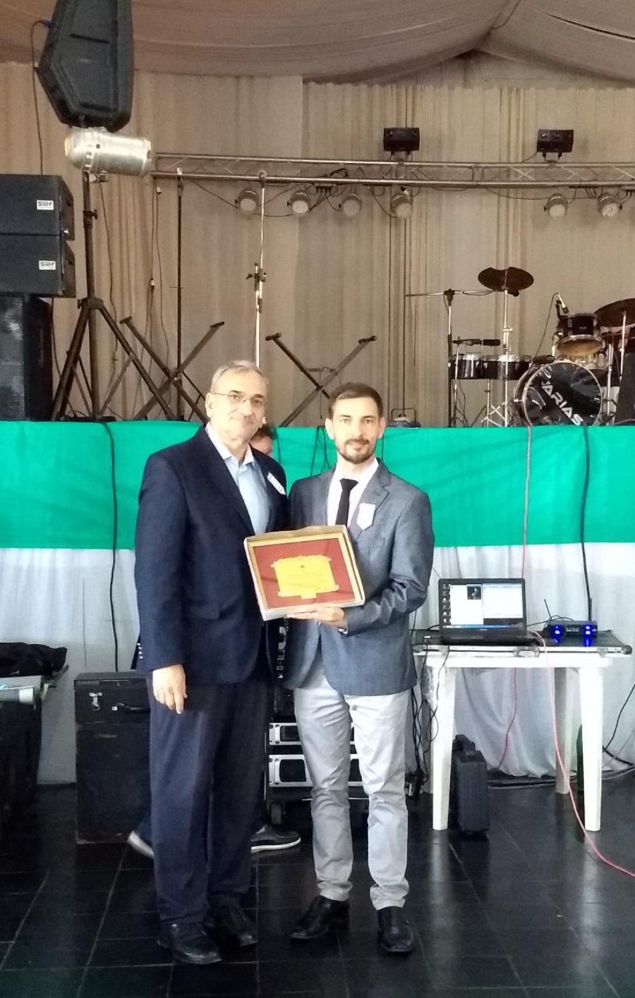 FOTO PRENSA 0M// PRESENCIA./ Omar Martínez junto a Fabio Barbero en un momento del festejo. FOTO PRENSA AC// OBSEQUIO./ Alcides Calvo y Fabio Barbero en la entrega de un presente.