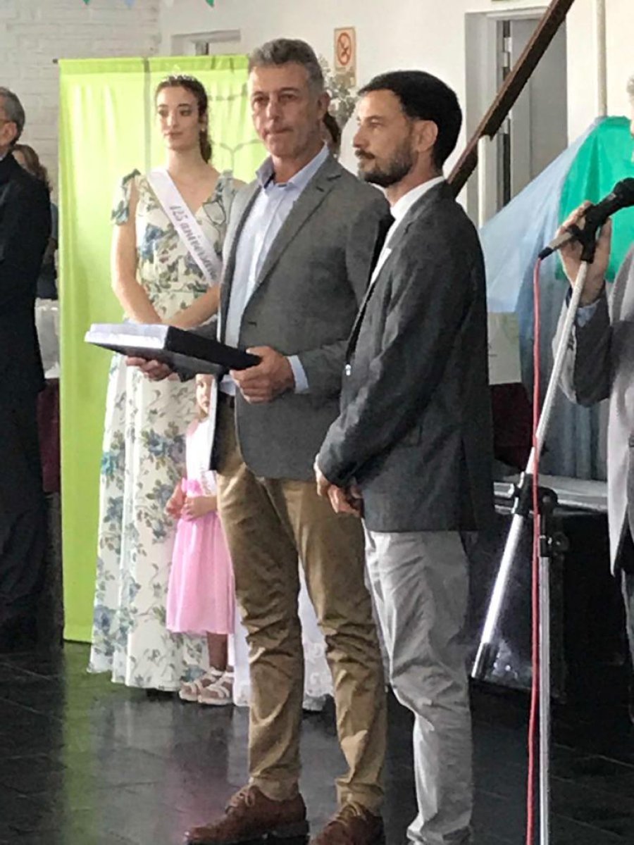FOTO PRENSA 0M// PRESENCIA./ Omar Mart&iacute;nez junto a Fabio Barbero en un momento del festejo. FOTO PRENSA AC// OBSEQUIO./ Alcides Calvo y Fabio Barbero en la entrega de un presente.