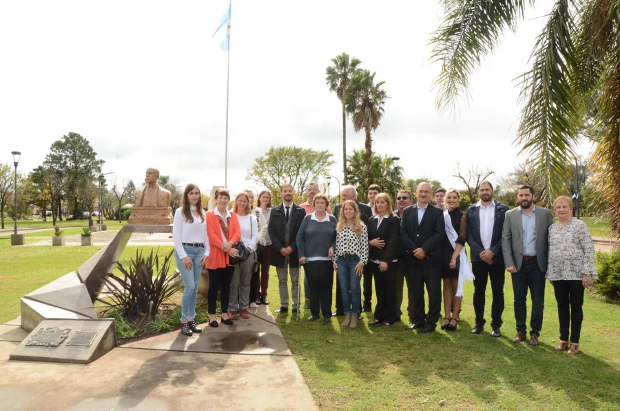 FOTO PRENSA COMUNA// MONUMENTO./ Instantes en los que qued&oacute; formalmente inaugurado. FERIA ARTESANAL./ Vista general del primer encuentro de artesanos y emprendedores.