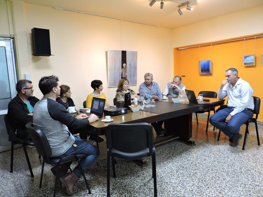 FOTO PRENSA CONCEJO// ENCUENTRO./ Los ediles dialogando con los representantes del IMV.