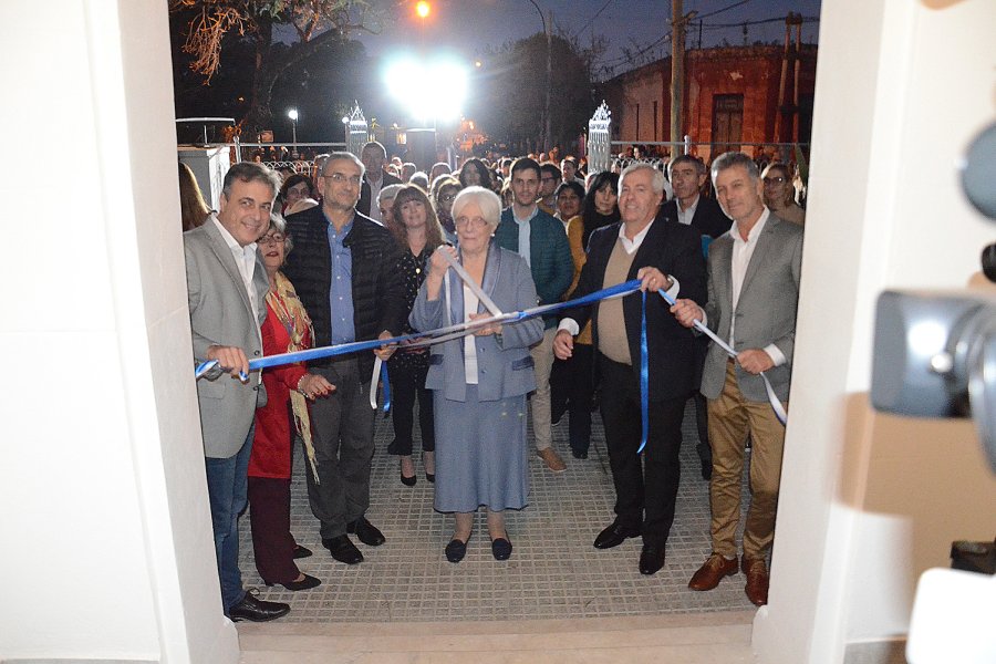 FOTO M. LIOTTA CORTE DE CINTAS. Las autoridades en el momento simb&oacute;lico de la tarde noche del s&aacute;bado.  DIRECTOR. Bertram elogi&oacute; la labor de "Amigos de la Capilla del Hospital".  PARTICIPACION. Al acto asistieron las principales autoridades de la ciud