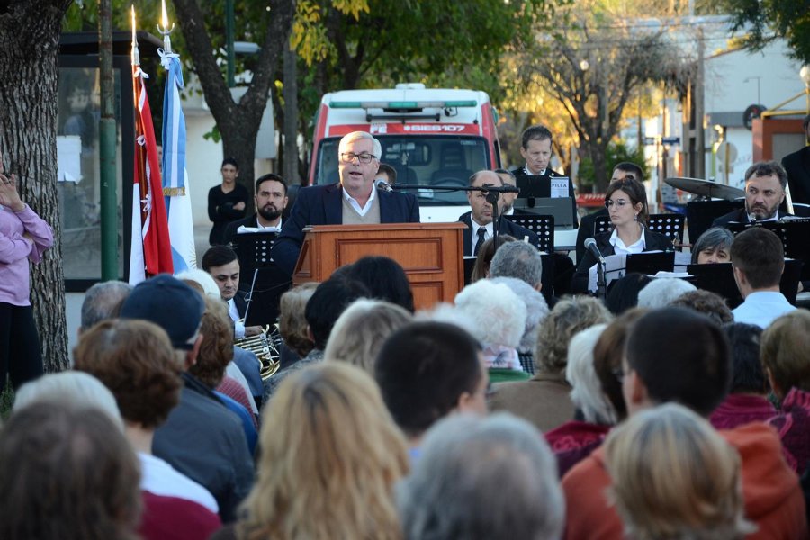 FOTO M. LIOTTA CORTE DE CINTAS. Las autoridades en el momento simb&oacute;lico de la tarde noche del s&aacute;bado.  DIRECTOR. Bertram elogi&oacute; la labor de "Amigos de la Capilla del Hospital".  PARTICIPACION. Al acto asistieron las principales autoridades de la ciud