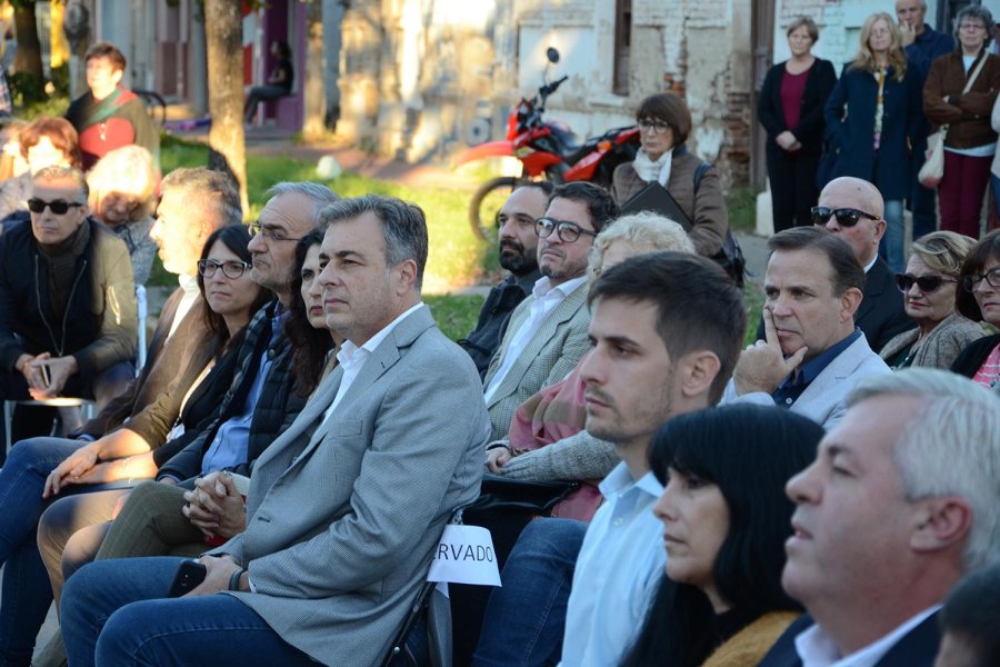 FOTO M. LIOTTA CORTE DE CINTAS. Las autoridades en el momento simbólico de la tarde noche del sábado.  DIRECTOR. Bertram elogió la labor de 