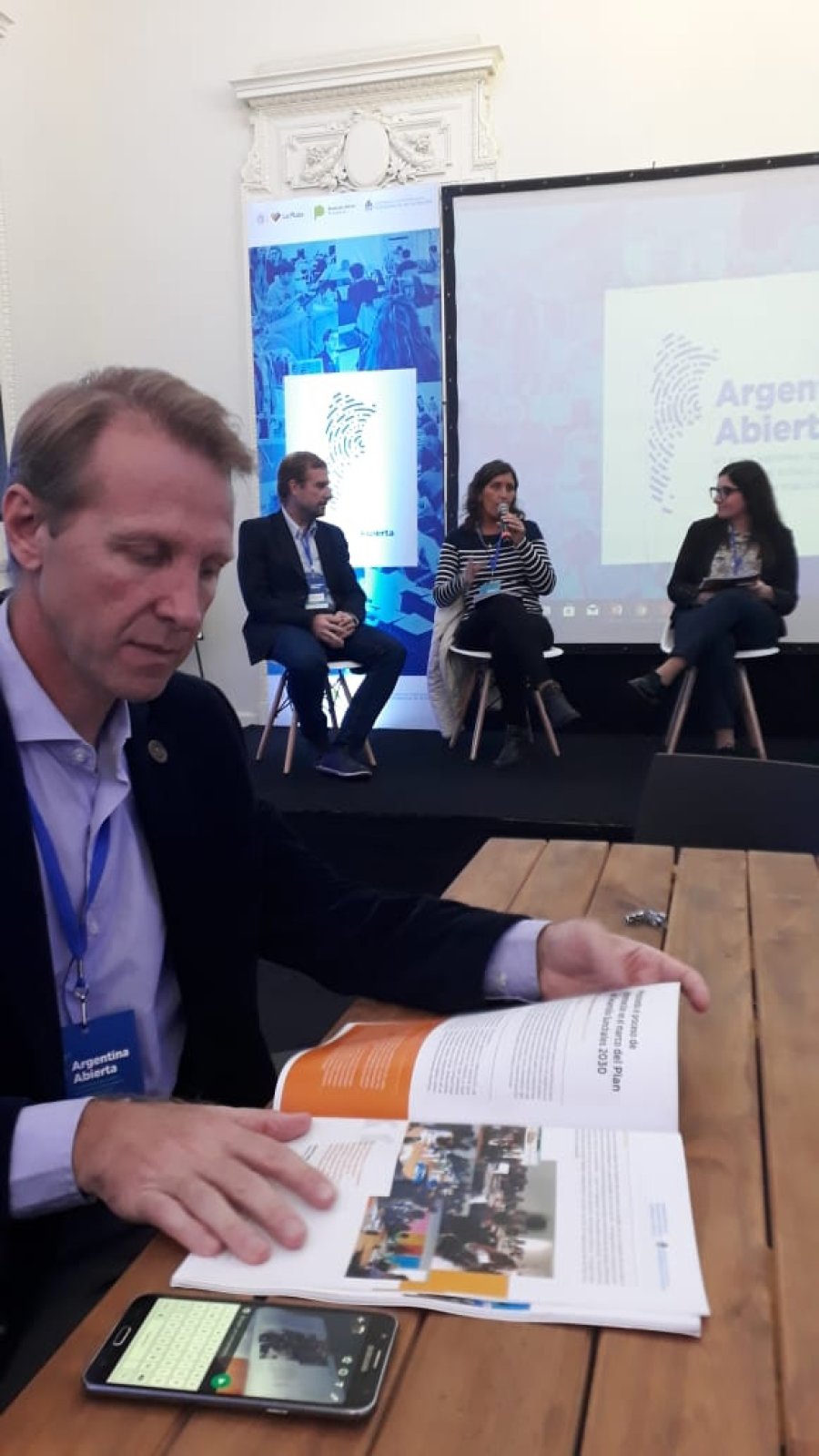 FOTO COMUNICACION// PARTICIPANTES./ Representantes de gobiernos locales que asistieron a la presentación. GONZALO TOSELLI./ El Intendente sunchalense hojeando la publicación.