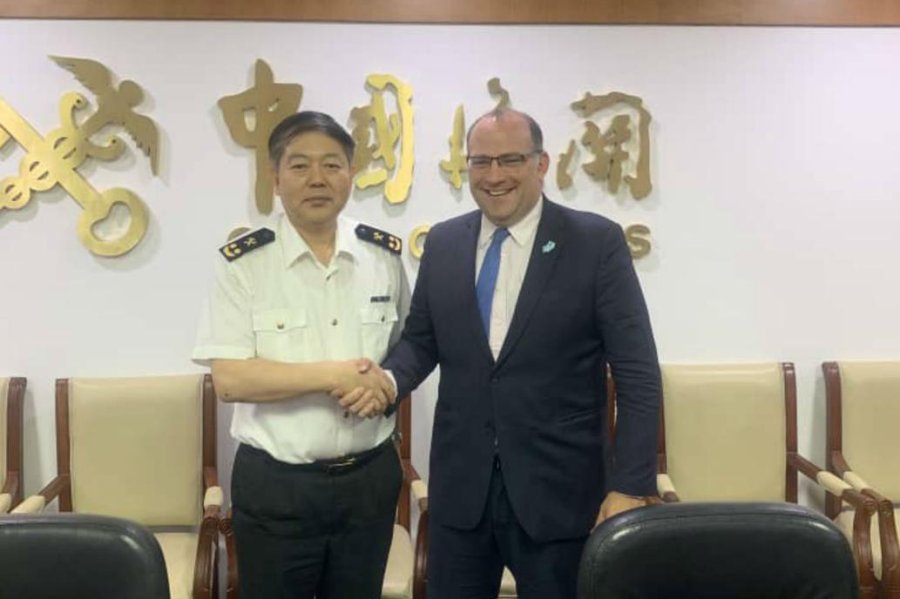 FOTO SEC. AGROINDUSTRIA CARNE DE CERDO. Li Jianwei y Ricardo Negri al sellar el acuerdo.