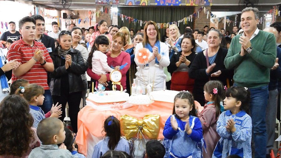 FOTO CP// FESTEJO./ Luis Castellano compartiendo con la comunidad educativa.