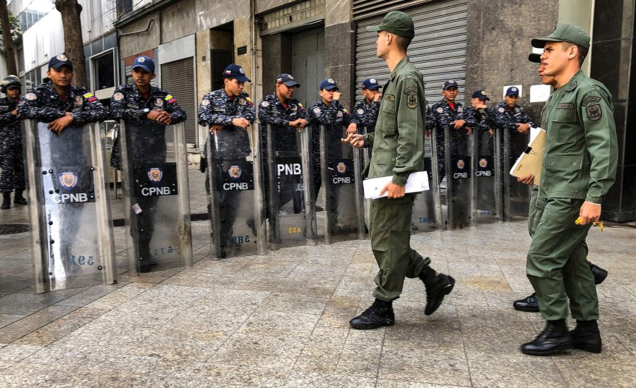 FOTO AFP-NA CUSTODIA. Miembros de la Polic&iacute;a Nacional Bolivariana de Venezuela montan guardia frente al Palacio Legislativo.