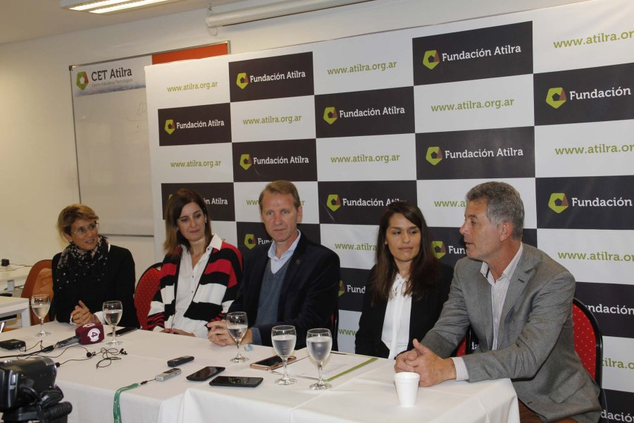 FOTO F. MELCHIORI// RUEDA INFORMATIVA./ María Rosa Scala,  Erica Hynes, Gonzalo Toselli, Fátima Bazán y Omar Martínez. FERIA./ Mujeres ruralistas expusieron su producción.