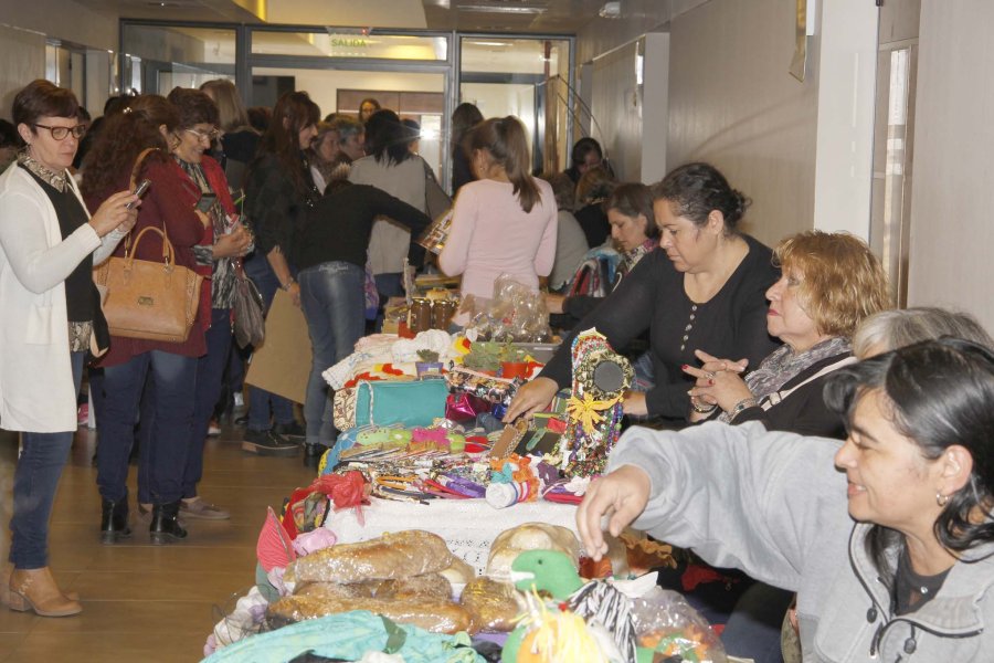 FOTO F. MELCHIORI// RUEDA INFORMATIVA./ Mar&iacute;a Rosa Scala,  Erica Hynes, Gonzalo Toselli, F&aacute;tima Baz&aacute;n y Omar Mart&iacute;nez. FERIA./ Mujeres ruralistas expusieron su producci&oacute;n.