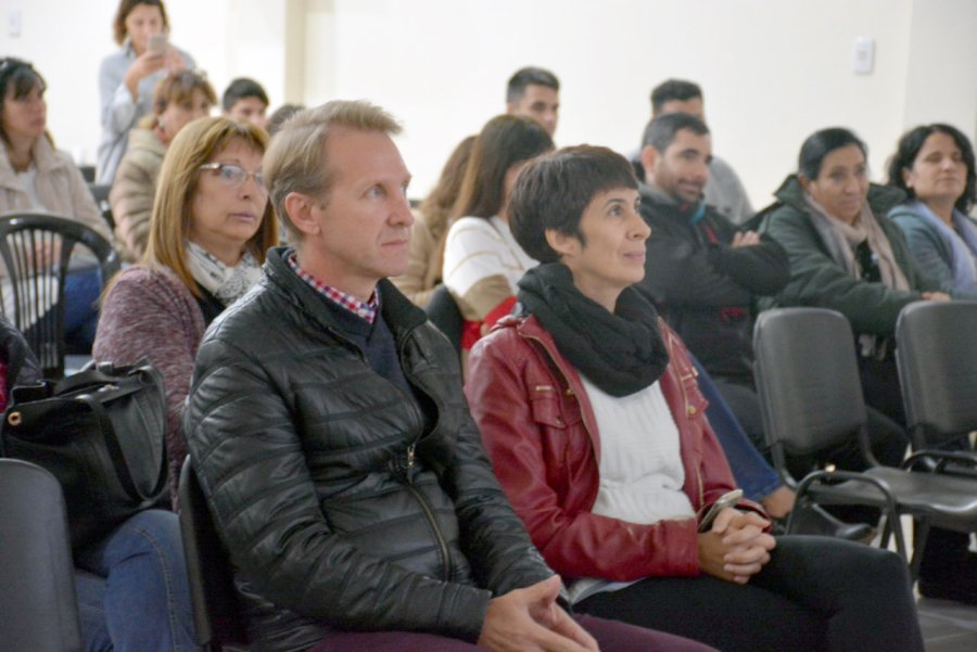 FOTO COMUNICACION// CHARLA./ Gonzalo Toselli y Andrea Ochat participando de la reciente exposici&oacute;n.