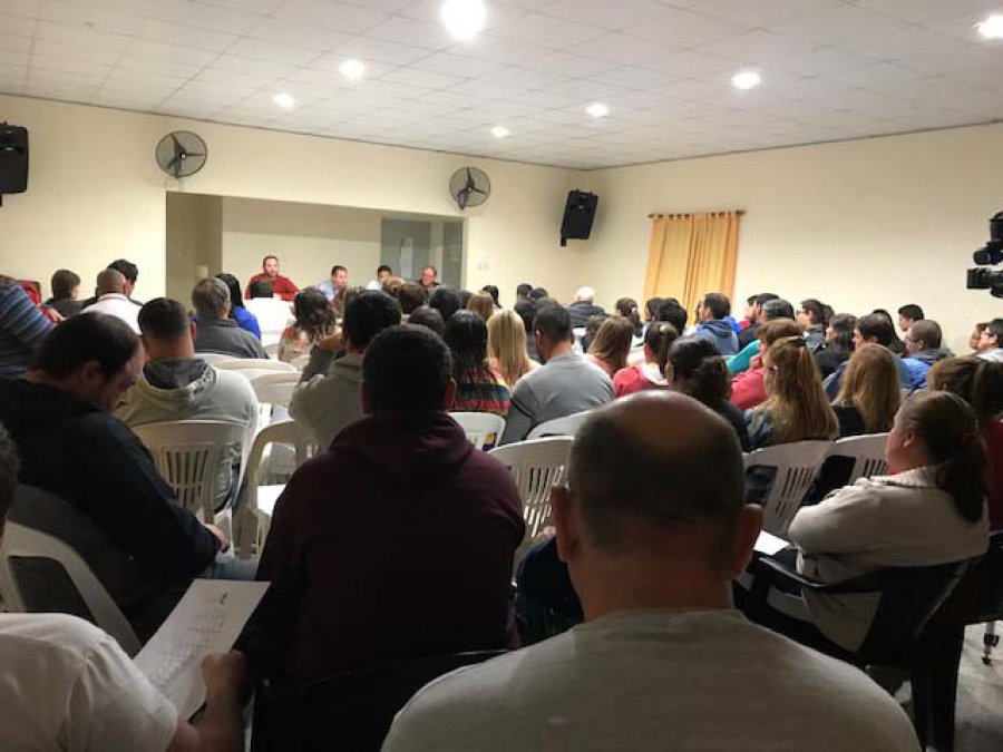 FOTO PRENSA COMUNA// MASIVA CONCURRENCIA./ Numerosos interesados se acercaron a o&iacute;r detalles de la propuesta comunal. CABECERA// Un momento de la presentaci&oacute;n a los interesados en la compra.