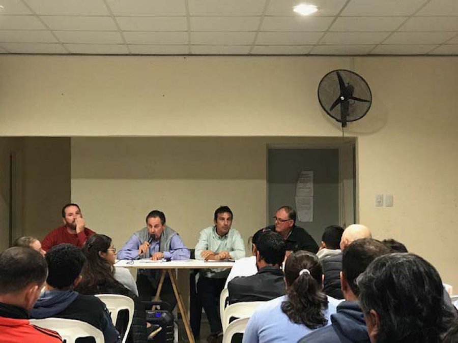 FOTO PRENSA COMUNA// MASIVA CONCURRENCIA./ Numerosos interesados se acercaron a oír detalles de la propuesta comunal. CABECERA// Un momento de la presentación a los interesados en la compra.