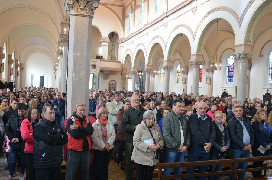 MISA./ El santuario fue absolutamente colmado. La imagen es de la misa central.