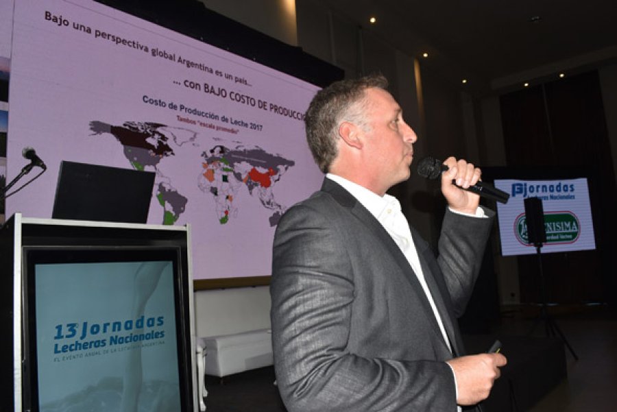 FOTO INTERNET HUGO QUATTROCHI. En una exposición sobre el rol que juega el productor lechero.