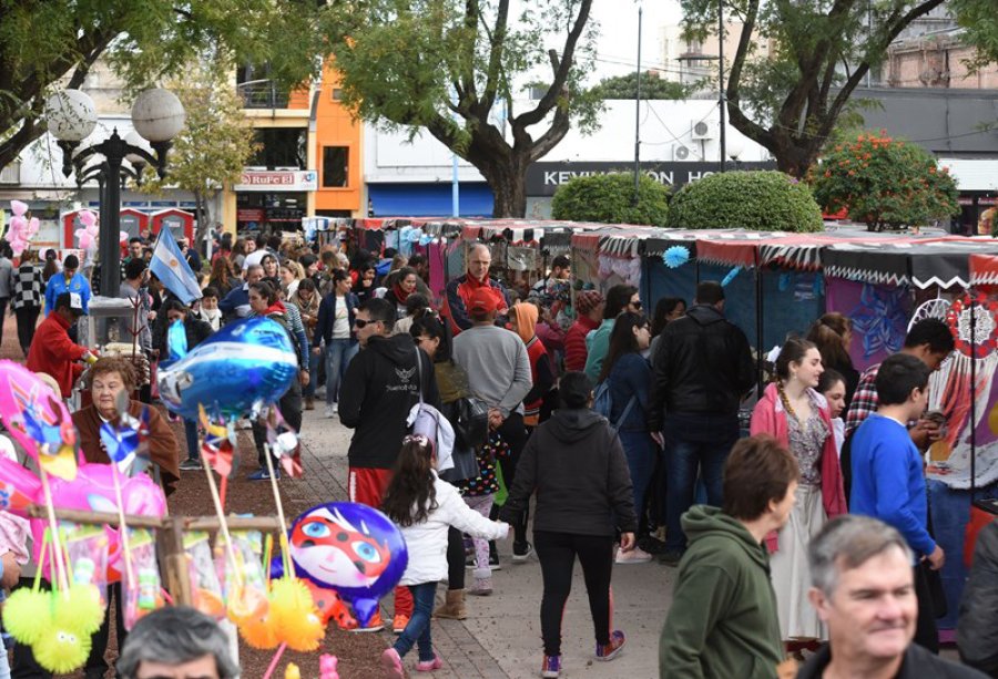 FOTO CP// FERIA// La tradicional realizaci&oacute;n  se sum&oacute; a la fecha patria, convocando importante cantidad de visitantes. CANTANTE//Uno de los espect&aacute;culos art&iacute;sticos que deleit&oacute; a la numerosa concurrencia.