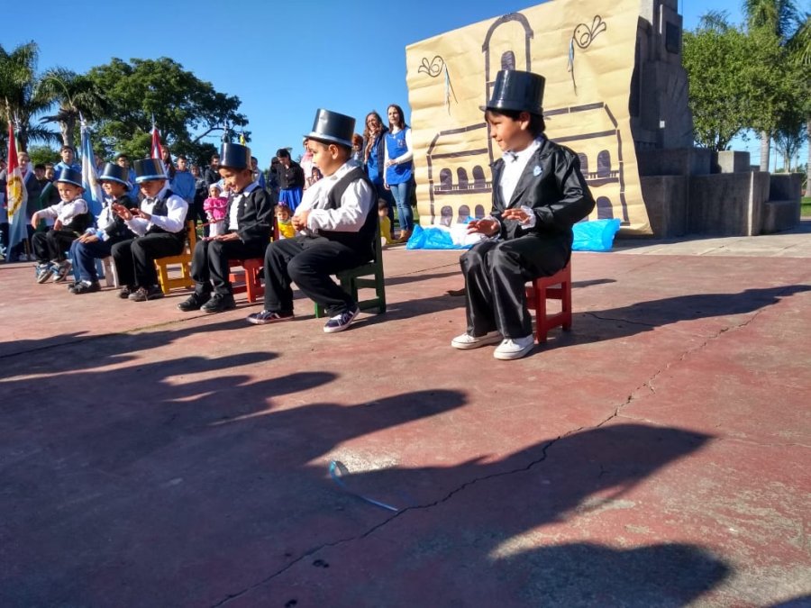 FOTO PRENSA COMUNA// 25 DE MAYO// Los peque&ntilde;os del Jard&iacute;n de Infantes durante la representaci&oacute;n.