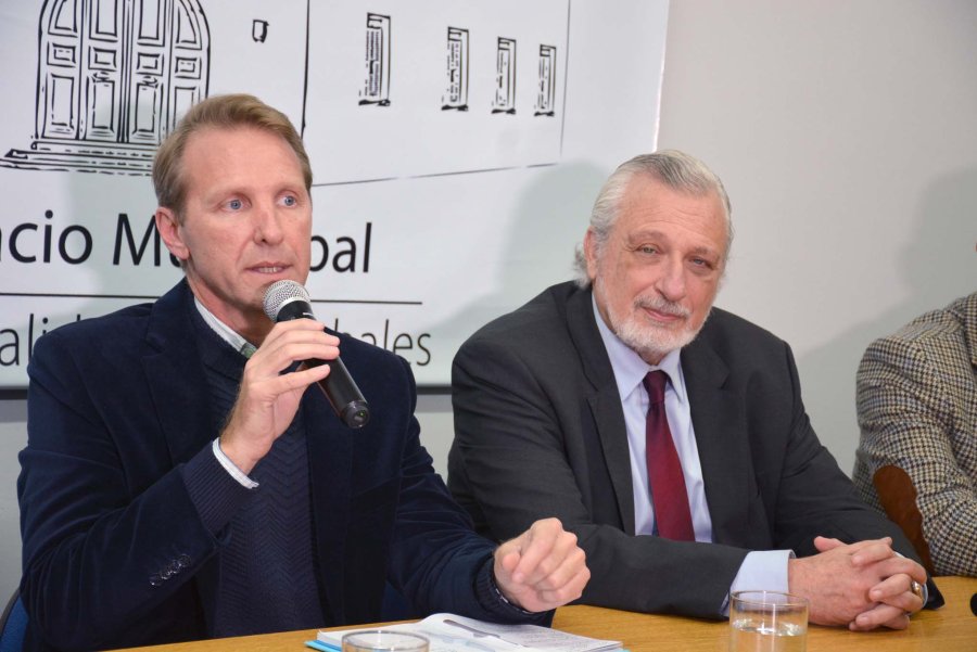 FOTO COMUNICACION.// ENCUENTRO./ Gonzalo toselli y Ricardo Silberstein durante la reuni&oacute;n en el municipio local.