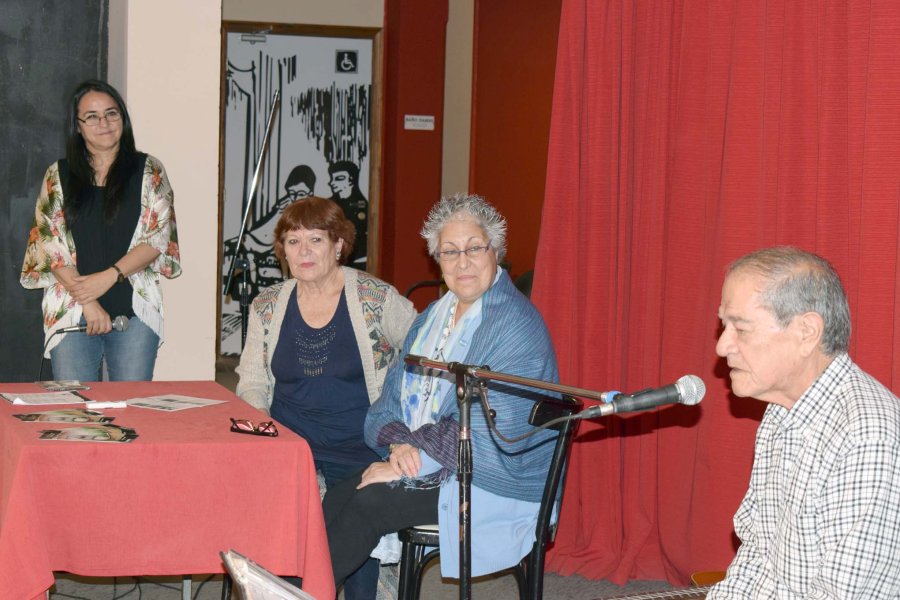 FOTO M. BUSANICHE EMOCIONES// Nilda Godoy, Stella Zeballos y Gloriana Tejada escuchan las an&eacute;cdotas de Carlos Pino de all&aacute; lejos y hace tiempo con Armando Tejada G&oacute;mez.