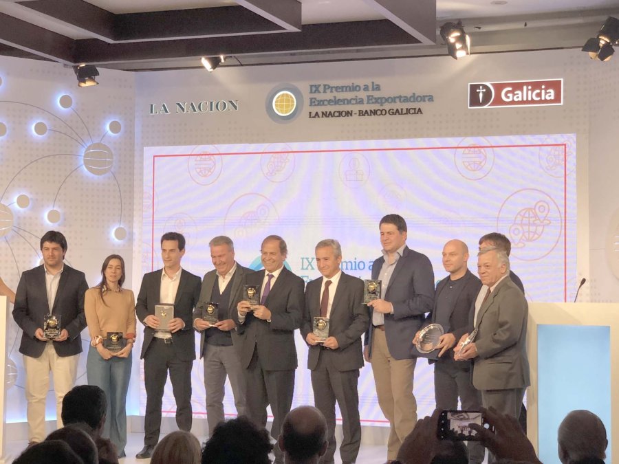 FOTO LA NACION RECONOCIMIENTO. Los ganadores del IX Premio a la Excelencia Exportadora, con Jos&eacute; Luis Basso en el centro de la escena.