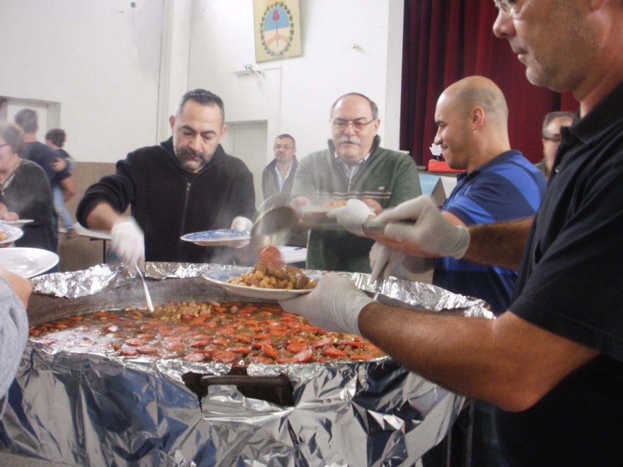 FOTO LA OPINION// COCIDO./ El manjar que fue el plato principal de la reuni&oacute;n.