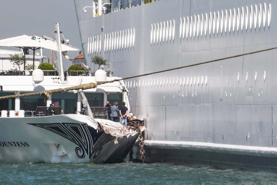 FOTO AFP-NA ACCIDENTE. El crucero tras el impacto en el muelle de Venecia.