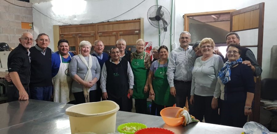 FOTO PRENSA AC// EN EL CLUB DE ABUELOS./ Los legisladores nombrados junto a la directiva de la instituci&oacute;n.