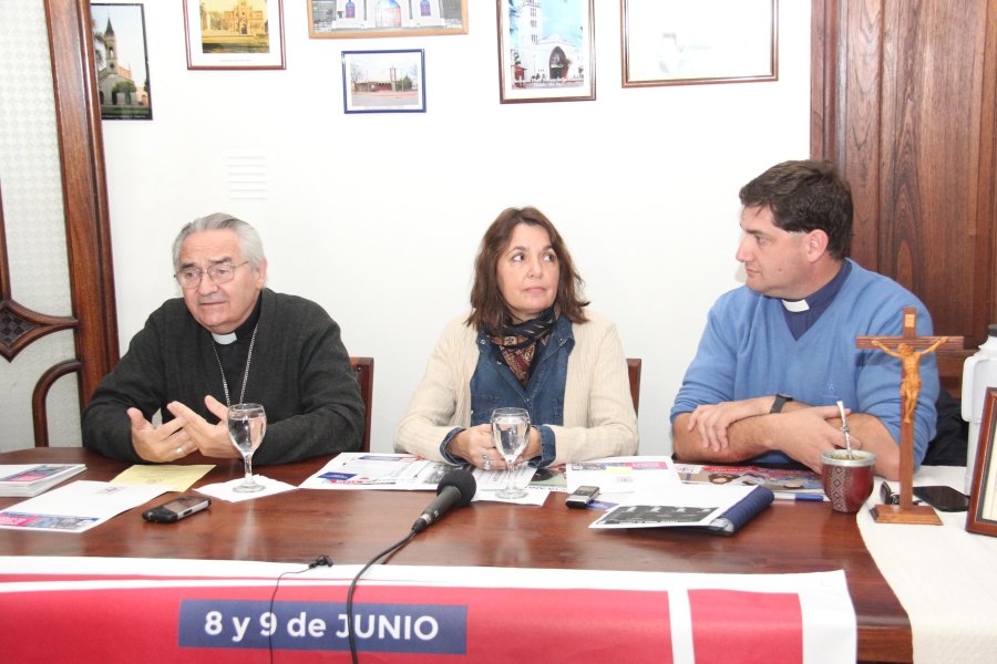 FOTO J. BARRERA// DETALLES./ Fueron ofrecidos por Mons. Luis A. Fern&aacute;ndez, Marina Albrecht y el padre Mauro Canalis.