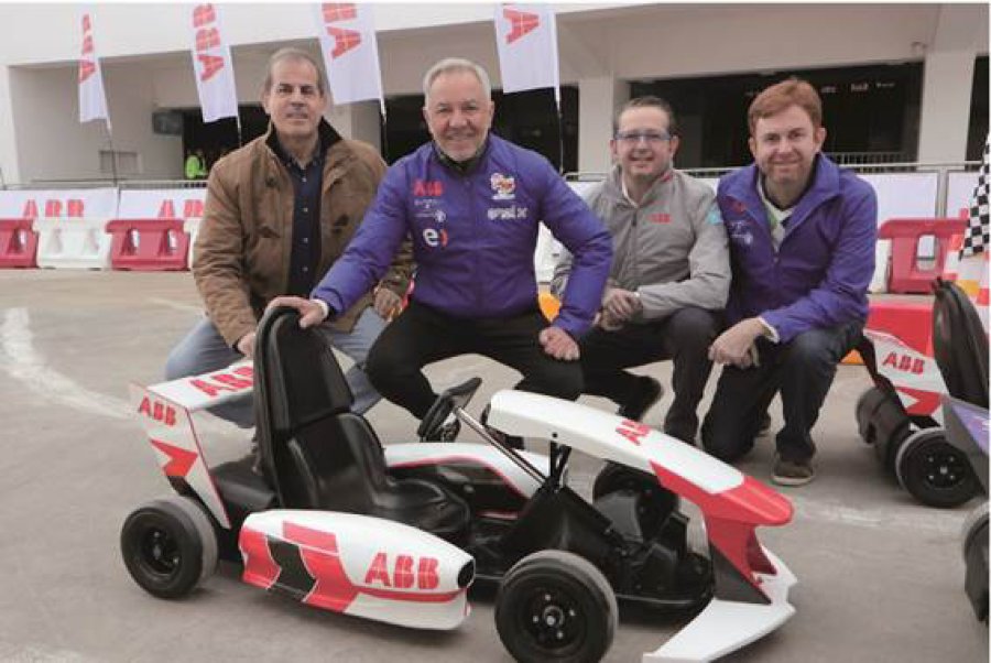 FOTO ABB INNOVACION. El ex piloto de Fórmula 1 Eliseo Zalazar con un pequeño karting.