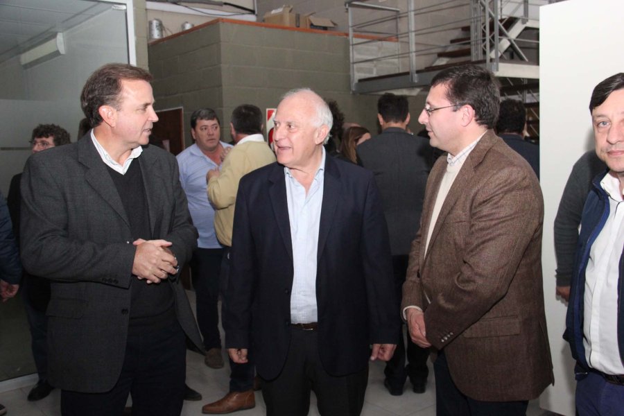 FOTO J. BARRERA// AGASAJO./ Fernando Muriel, Miguel Lifschitz y Lisandro M&aacute;rsico en un momento del encuentro.