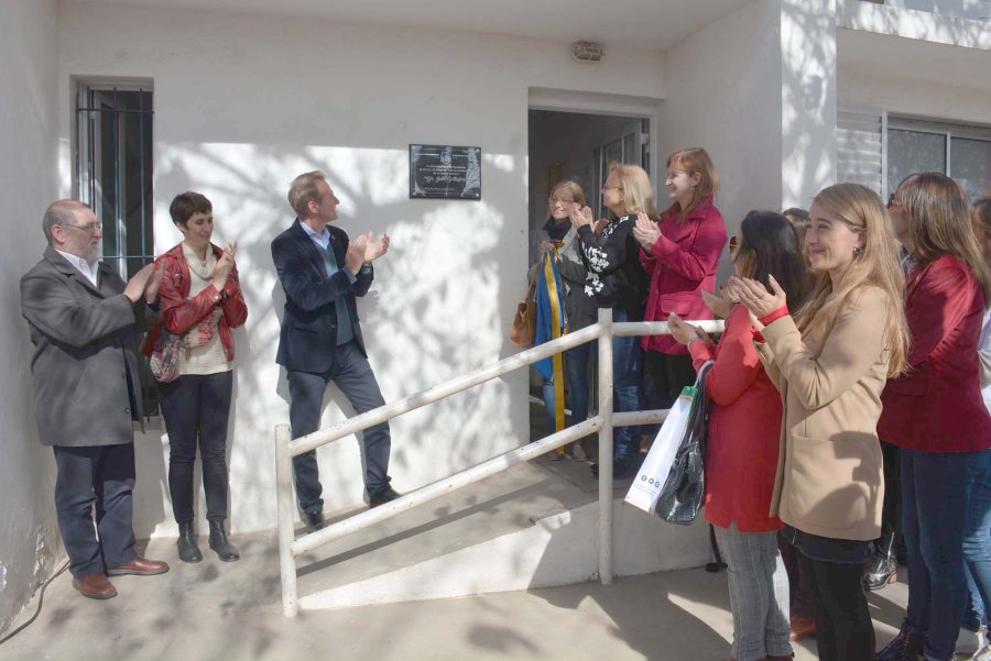 FOTO COMUNICACION// PLACA./ Las autoridades procedieron a la significativa ceremonia de su descubrimiento. MENSAJE./ Gonzalo Toselli se dirigió a los asistentes resaltando los valores humanos y profesionales de Villafañe.